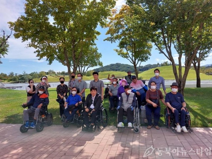 1.지난 19일 순천만국가정원 내 편의시설의 이동약자의 이동성과 접근성을 보완하기 위해 방문한 장애인단체 회원들.jpg